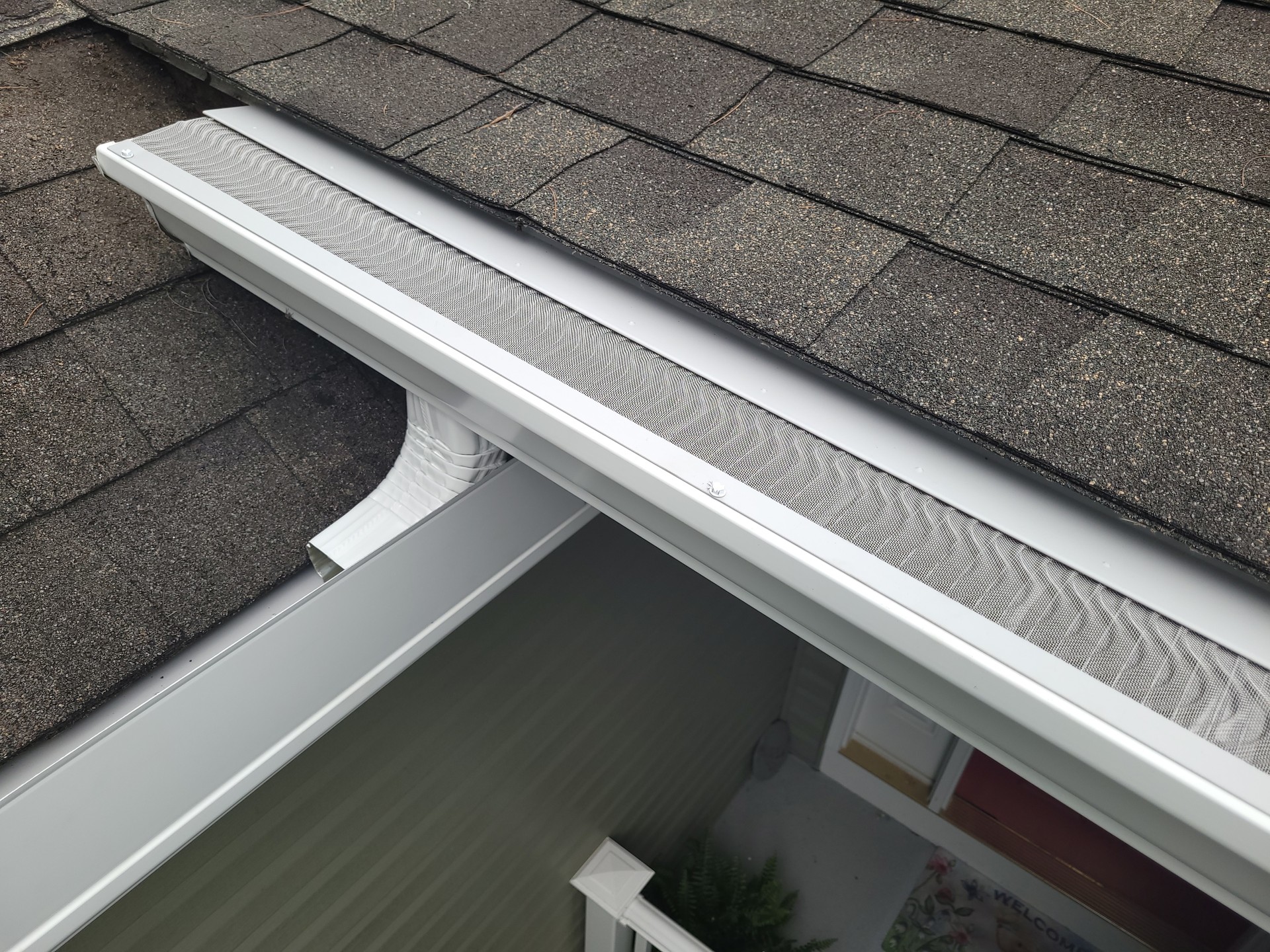 <div><strong>Seamless Rain Gutter Installation</strong></div>
